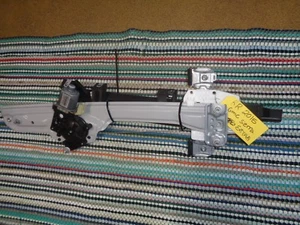 GM OEM RIGHT REAR EXT CAB Door-Window Lift Regulator W MOTOR 2 PIN 84043807 B-52 - Picture 1 of 3
