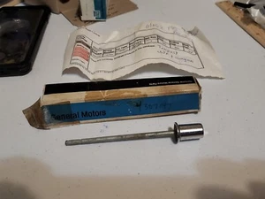NOS 1961 1962 OLDSMOBILE F-85 PONTIAC TEMPEST Button & Shaft, Rear Handle - Picture 1 of 6
