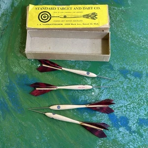 Vintage Standard Target and Dart Wooden Turkey Feather Darts J. A. Vanhoutteghem - Picture 1 of 5