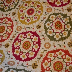 Tessuto tendaggio tappezzeria stampa medaglione Suzani multicolore rosso verde oro BTY - Foto 1 di 7