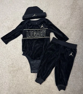 Jordan Legacy Baby 3 изделия комплект боди, брюки, крышка черный и золотой 0-6 месяцев - Изображение 1 из 4