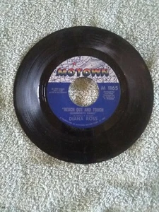 45 RPM Motown M1165 Diana Ross "Reach Out and Touch/Dark Side of...." Excellent - Imagen 1 de 4
