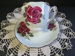 COLCLOUGH Bone China TeaCup Saucer Red Roses Pattern England - Picture 1 of 6