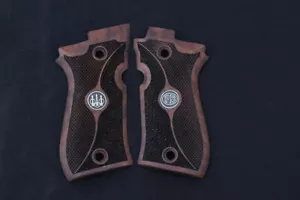 Beretta 81F, 81 FS, 84 F, 84 FS, 84 Impugnatura in noce compatibile con ghepardo, logo argento - Foto 1 di 1