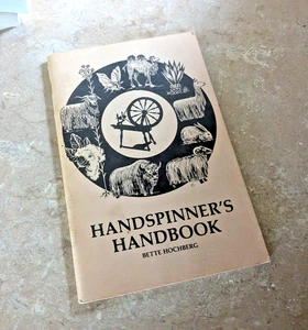 Handspinner's Handbook by Bette Hochberg (1980, Trade Paperback) FAST SHIPPING - Imagen 1 de 3