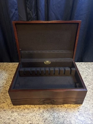 REED & BARTON PROVINCIAL ANTI TARNISH WOOD FLATWARE STORAGE BOX CHEST W/ DRAWER - Image 1 of 4