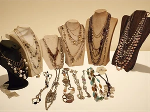 Lot of 25 Silver Beaded Necklaces – Statement, Pearl, Multi-Strand, Layering - Picture 1 of 7