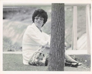 VTG Photo Beautiful Woman Glasses Tree Resting Sandals Fashion - Picture 1 of 1