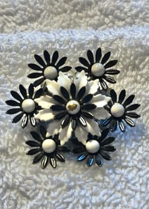 Vintage Retro 3D Anstecknadel Hippie Mod 60er weiß & schwarz Emaille Metall Blume Brosche - Bild 1 von 6