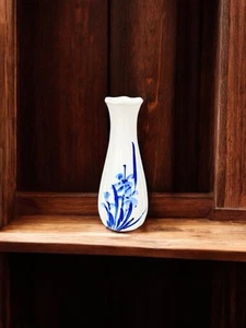 Chinesische, blau & weiße Prunus Miniatur Vase. 1 1/2′′B x 4′′H - Bild 1 von 9