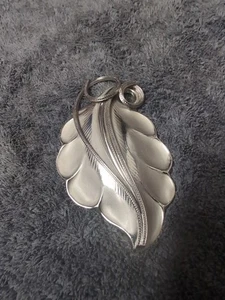 Vintage 1980s Silver Tone Leaf Pendant Brooch Pin 3" x 2" - Picture 1 of 7