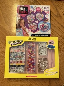 KIT GIOIELLI MODA RAGAZZE SUPER SMALLS-KIT PERLINE-SET COLLANE-SET BRACCIALE--NUOVO - Foto 1 di 4