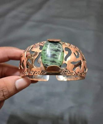 Brazalete ajustable hecho a mano con brazalete envuelto en alambre de piedras preciosas de zoisita de rubí Foto 1 de 4