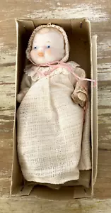 Muñeca bebé articulada Bisque de colección Japón necesita reparación vestido y capó en caja - Imagen 1 de 11