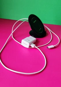 Samsung Fast Charge Wireless Charging Stand EP-NG930 + Adapter & Cable 4.75 ft - Picture 1 of 7