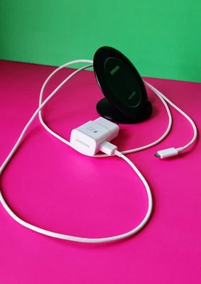 Samsung Fast Charge Wireless Charging Stand EP-NG930 + Adapter & Cable - Image 1 of 4