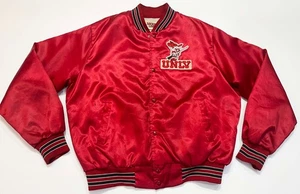 Chaqueta De Colección Locker Line UNLV Runnin' Rebels NCAA Bombardero Satinado L Roja EE. UU. Cosida - Imagen 1 de 16