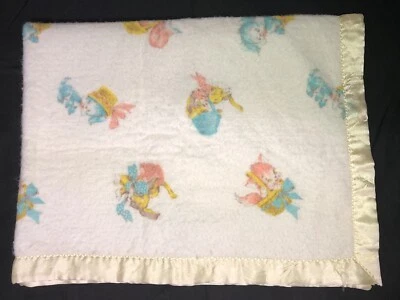 Manta de cuna de bebé pastel vintage gatitos y cachorros en cesta ribete satinado amarillo Foto 1 de 4