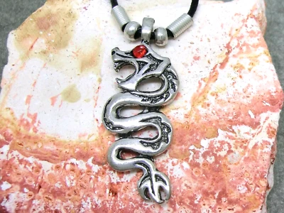 Drago Ciondolo Collana Metallo Color Argento Pietra-Strass Rosso Fantasia Magia - Immagine 1 di 2