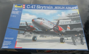 Big Vintage 1 /48 Scale Revell C-47 Skytrain Berlin Airlift Model Airplane Kit - Imagen 1 de 8