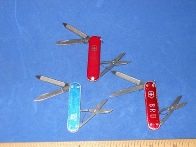 Juego de 3 navajas suizas Victorinox - rojo, azul alox y plástico - ¿Clásicas? Foto 1 de 4