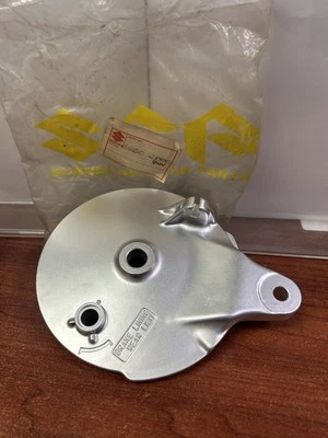 NUEVO NOS Fábrica Suzuki Parte # 64210-28004 Cubierta de Buje Trasero Rm100/125 TS185 TS100 Foto 1 de 4