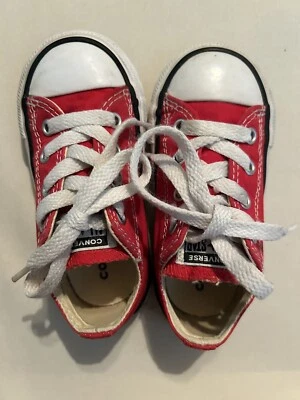 Zapatos de lona rojos Converse All Star de caña baja para niñas o niños pequeños  Foto 1 de 4