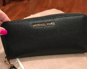 NUOVO portafoglio/polso Michael Kors nero/oro metallo pelle da viaggio cerniera continentale - Foto 1 di 12