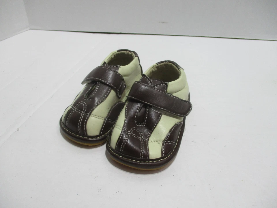 Sapatos de bebê Izzy Bug Creations 3 marrom vestido gancho laço dedo do pé baixo bege - Imagem 1 de 4