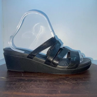 Босоножки Crocs Leigh-Ann с кожаным ремешком мини на танкетке черные 204730 женские размер 9 - Изображение 1 из 4