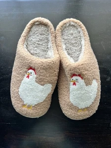 NEW WOMEN'S BROWN FUZZY CHICKEN SLIPPERS SIZE 8-9 - Picture 1 of 4