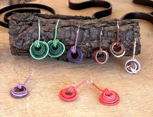 PAAR CANAPART OHRRINGE AUS PAPPMACHÉ MIT METALLKERN. HANDARBEIT 01 - Bild 1 von 3