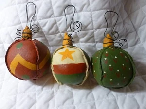 Lot 3 - Folk Art hand painted Christmas ornaments Balls Light Weight NEW - Imagen 1 de 7