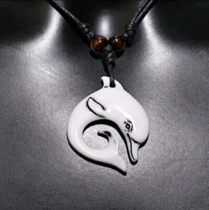 Collana Ciondolo Delfino Perline Legno Bianco Cordino Cera Regolabile Surfer Boho - Foto 1 di 3