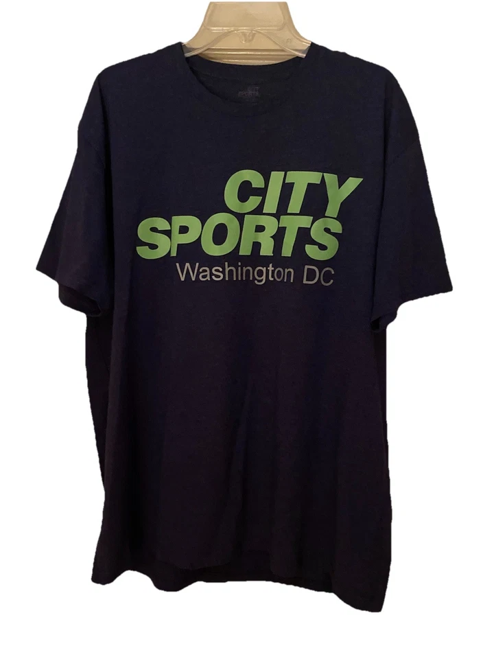 Camisa logotipo original City Sports Washington, DC • Azul marinho com detalhes verde neon • XXL - Imagem 1 de 4