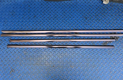 Отделочный молдинг для наружной двери окна 2003–2009 Mercedes W211 E320 E350 40 000 миль - Изображение 1 из 4