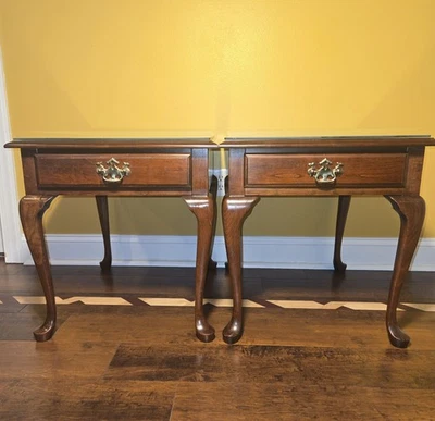 Par de mesas auxiliares Pennsylvania House de cereza maciza Queen Anne con tapas de vidrio de colección Foto 1 de 4