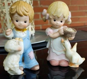 2 HOMCO 1449 FIGUREN kleiner Junge & Lamm + kleines Mädchen & Ente OSTER FRÜHLING - Bild 1 von 5