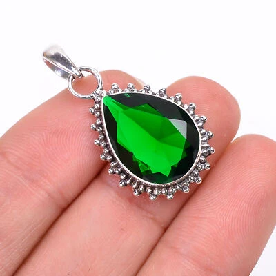 Colgante de joyería de plata de ley 925 con piedras preciosas de diopsido de cromo, colgante hecho a mano Foto 1 de 4