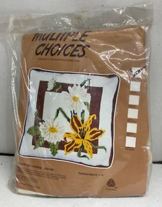 KIT BORDADO VINTAGE MÚLTIPLES OPCIONES ALMOHADA “MARGARITAS Y LIRIO TIGRE” (1979) NOS - Imagen 1 de 2