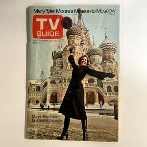 1976 TV GUIDE Mary Tyler Moore in Moscow NY Metro Edition - Picture 1 of 2