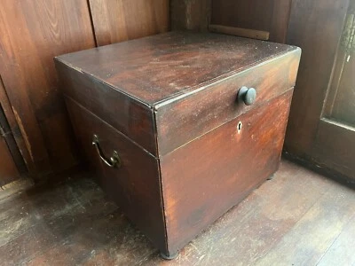 Cofre de licor del capitán del mar mercante, alrededor de 1800, caoba con incrustación, latón, marfil Foto 1 de 3