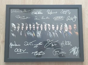 Doctor Who Framed All The Doctors Printed Autographed A3 Poster - Foto 1 di 1