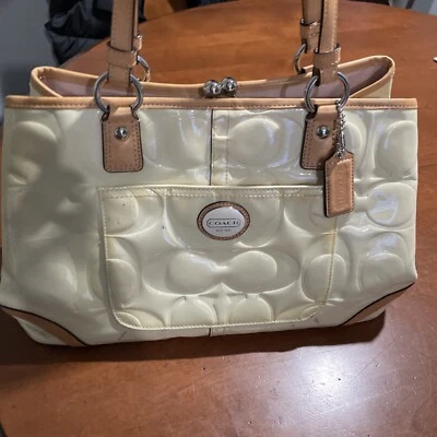 Bolso de mano COACH Peyton charol en relieve Kiss Lock F23722 beige claro Foto 1 de 4