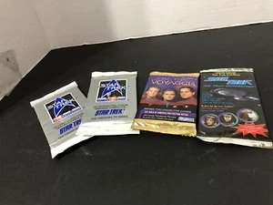 Star Trek Lot of 4 Sealed Trading Cards Star Trek, Voyager, and Next Generation - Bild 1 von 7