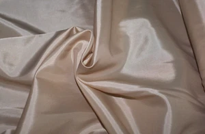 2,5 m - Forro brillante NOUGAT / NUDE de 122 cm de ancho, tela Max Frost, 100 % acetato - Imagen 1 de 3