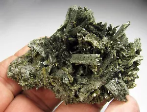 EPIDOTKRISTALLE und ACTINOLITHE aus PERU..........BRILLANTES EPIDOTSTÜCK. - Bild 1 von 12