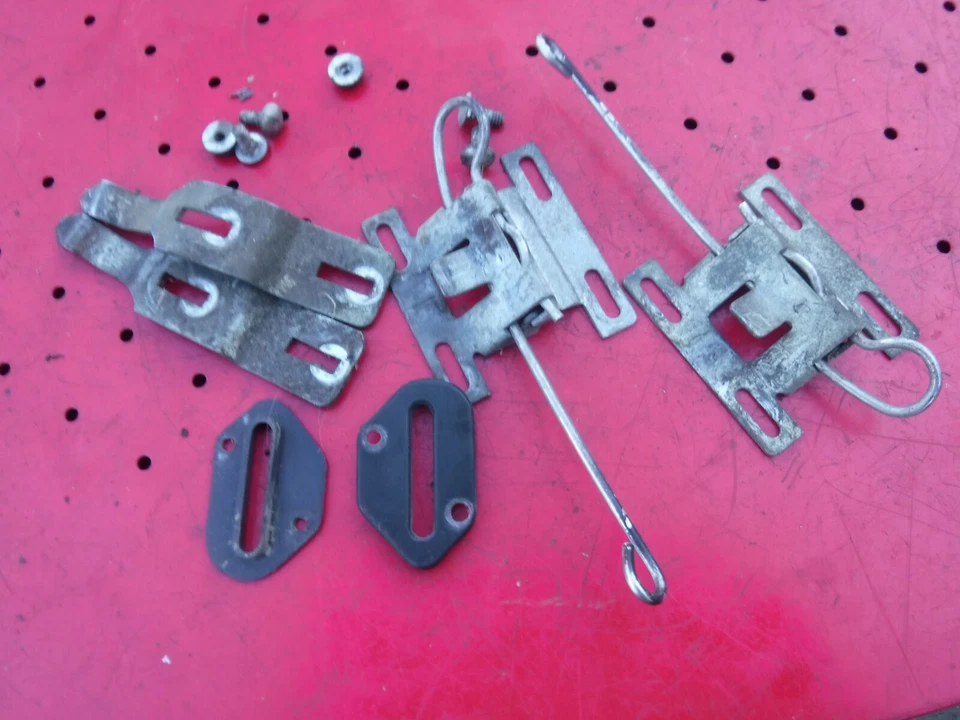 Arctic Cat 440 Panther 1974 V.I.P. PIEZAS DE NIEVE: CONJUNTOS DE PESTILLO DE CAPUCHA Foto 1 de 1