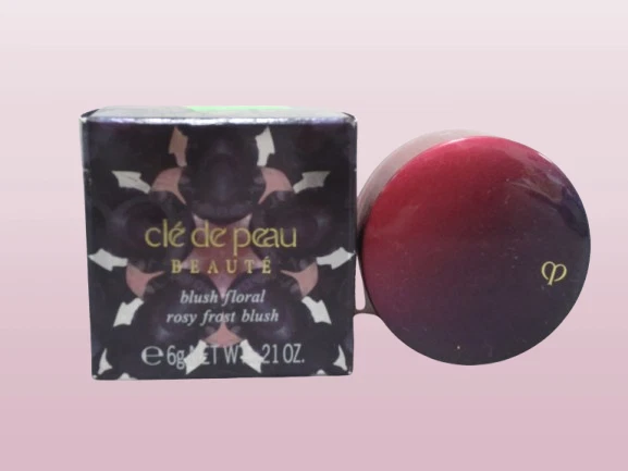 CLE DE PEAU BEAUTE RUBOR FLORAL ROSADO ESCARCHADO 0,21 OZ EN CAJA Foto 1 de 2