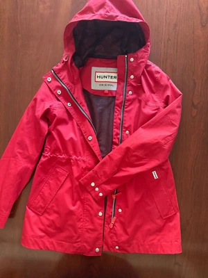 HUNTER, Chaqueta de Lluvia con Capucha Resistente al Agua Algodón Original para Mujer, Roja, XS Foto 1 de 4